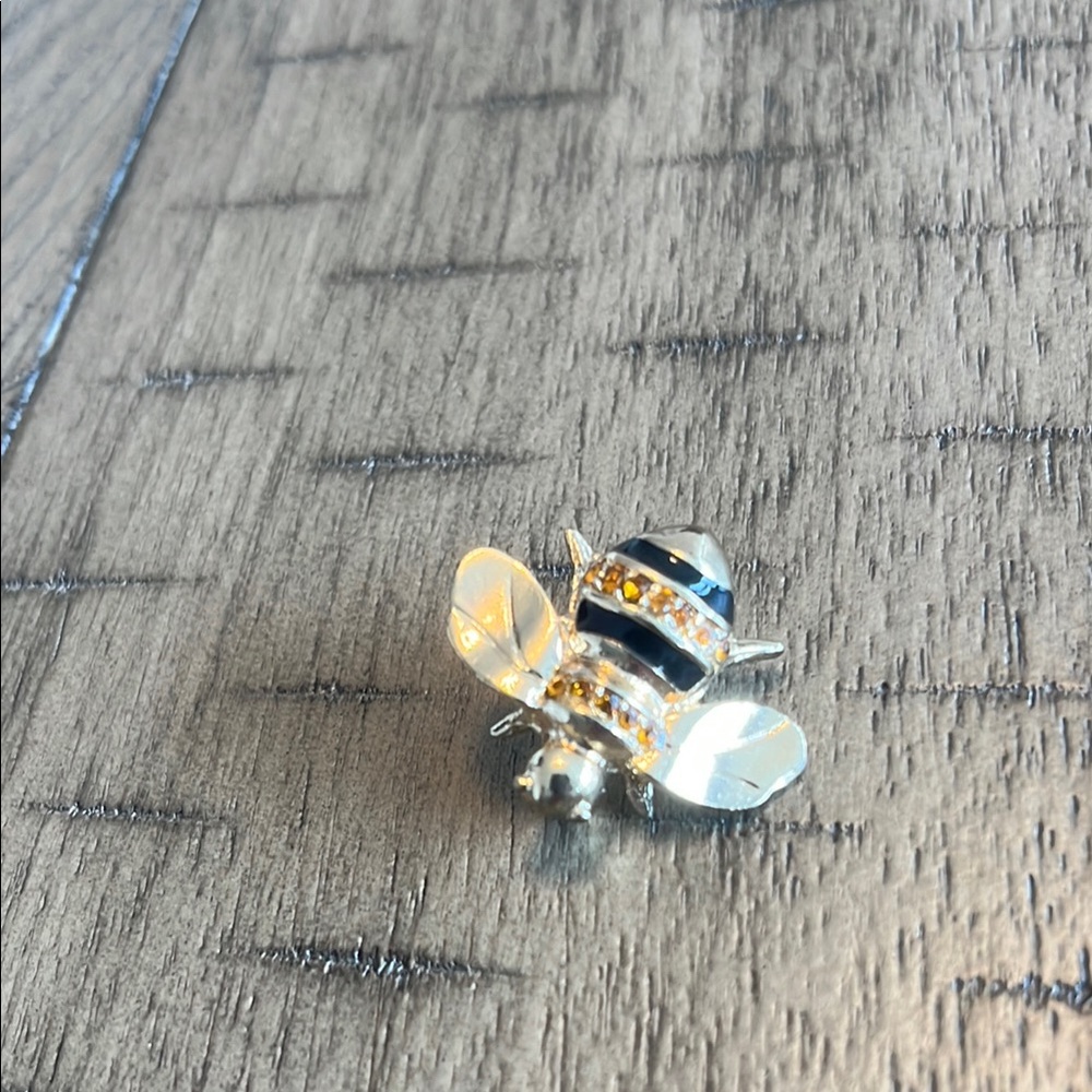 Elegant Silver and Gold Bee Brooch - Picture 2 of 4